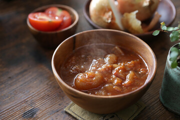 小さな玉ねぎとトマトのスープ