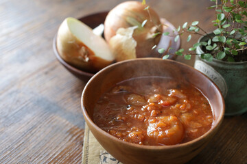 小さな玉ねぎとトマトのスープ