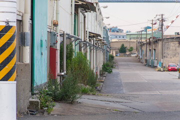Obraz premium 港町の道路と並んでいる倉庫