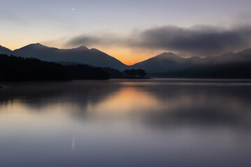 雲の動きが美しい夜明けの湖