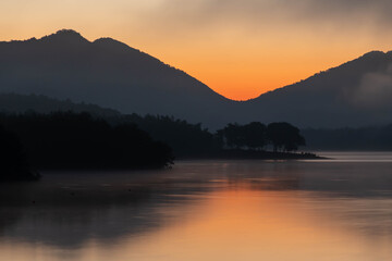湖に映り込むオレンジ色の朝焼け