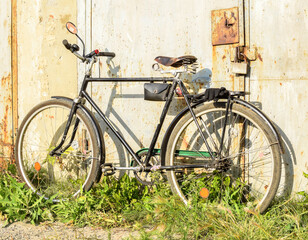 Fototapeta na wymiar Old bike stands on the street on a summer day