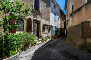 Fototapeta na wymiar Saint-Mitre-les-Remparts, village médiéval des Bouches-du-Rhône en région Occitanie. 