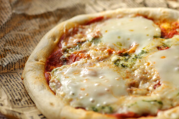 英字新聞に切り分けたピザ