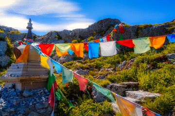 les drapeaux de pri&egrave;res bouddhistes du Stupa au Rocher de Naye.