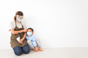 幼児の体温測定をする保育士