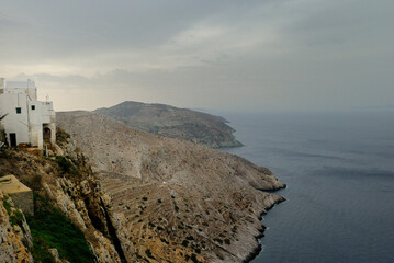 Skaliste brzeg greckiej wyspy Folegandros widziane z góry od strony lądu.