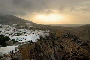 Miasto na skale na greckiej wyspie Folegandros wieczorem przy pochmurnej pogodzie