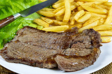 steak de boeuf et frites dans une assiette