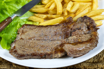 steak de boeuf et frites dans une assiette