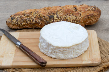 fromage camembert et pain sur une table