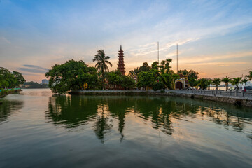 Obraz premium Tran Quoc pagoda, the oldest Buddhist temple in Hanoi, at twilight. The famous destination travel in Hanoi