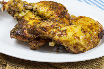 cuisses de poulet rôti dans un plat