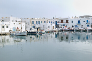 Łodzie rybackie zacumowane w porcie greckiej wyspy Paros o poranku  - obrazy, fototapety, plakaty