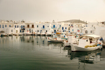Łodzie rybackie zacumowane w porcie greckiej wyspy Paros o poranku  - obrazy, fototapety, plakaty