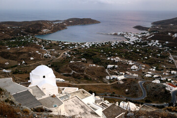 Widok z góry na zatokę  na greckiej wyspie Serifos w październiku 