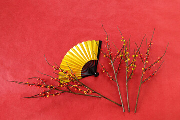 日本の正月　金色の扇と実の花束（赤背景）