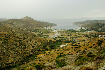 Widok z góry na zatokę na greckiej wyspie Amorgos w październiku