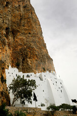 Wkomponowany w skałę klasztor monastyr Hozoviotissa na greckiej wyspie Amorgos - obrazy, fototapety, plakaty