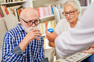 Senioren Paar mit Demenz bekommt Medikamente