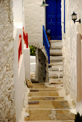 Wąska uliczka na greckiej wyspie Amorgos