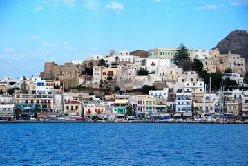 Greacka wyspa Naxos widziana od strony morza w pogodny dzień
