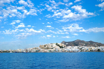Greacka wyspa Naxos widziana od strony morza w pogodny dzień - obrazy, fototapety, plakaty