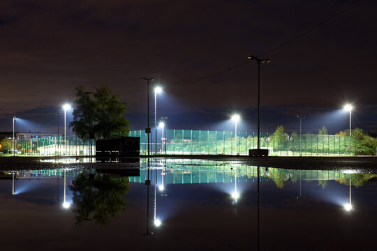Fu&szlig;ballplatz bei Flutlicht