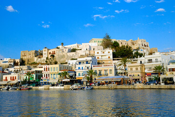 Greacka wyspa Naxos widziana od strony morza w pogodny dzień - obrazy, fototapety, plakaty