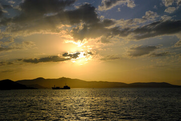 zachód słońca nad morzem Śródziemnym w okolicy wyspy greckiej Naxos - obrazy, fototapety, plakaty