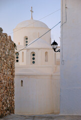 Uliczka i kościół na greckiej wyspie Naxos