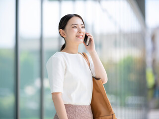 スマートフォンで話す女性