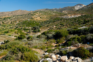Górzysty krajobraz greckiej wyspy Naxos w słoneczny dzień - obrazy, fototapety, plakaty