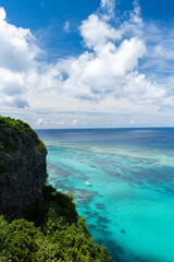 Obraz premium 沖縄県・伊良部島・イグアナ岩から見る絶景 