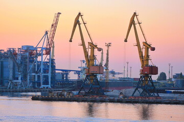 Obraz premium cranes in port