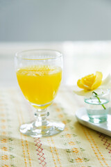 オレンジジュースと黄色いバラ
