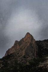 Vista de la cima del Cabeço d'Or con un fondo nublado