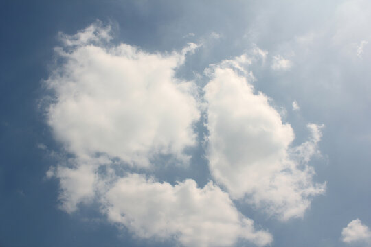 clouds in the blue sky © binimin