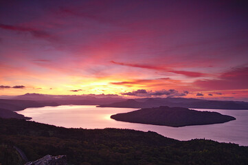 夜明けの空と湖の峠からの風景。美幌峠、北海道