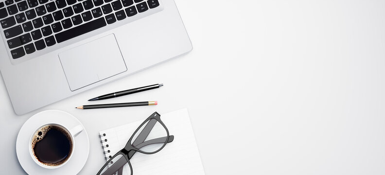 Home Office - Schreibtisch - Arbeitsplatz mit Laptop und Freiraum