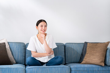 Obraz premium 女性 ソファ
