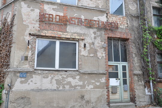 verfallene Fassade des VEB Dienstleistungen 