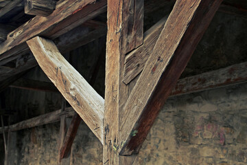 Fototapeta na wymiar Vigas y postes de madera rústica que componen la estructura interior del muro de Sighisoara en Rumanía. Estructura tosca de la época medieval que forma parte de la antigua muralla de la ciudadela de S