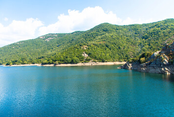 Fototapeta na wymiar Lac de Tolla ist ein Stausee auf der Mittelmeerinsel Korsika. Prunelli-Tal mit der Schlucht und dem Stausee 