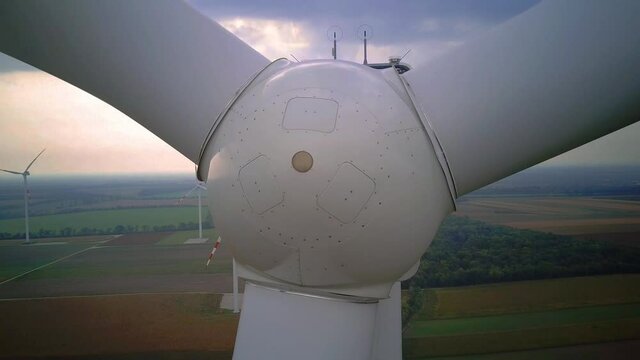 Revealing wind power plant from turbine center