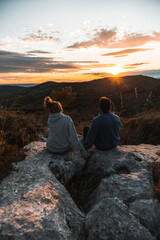 Fototapeta premium pareja disfrutando del atardecer