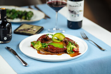 Lamb tongues with caramelized onion puree © Hihitetlin