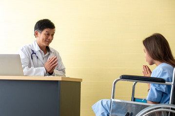 Obraz premium Doctor And Patient Discussing While Sitting At Hospital