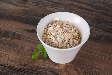 Obraz na płótnie Canvas Raw oats in the bowl