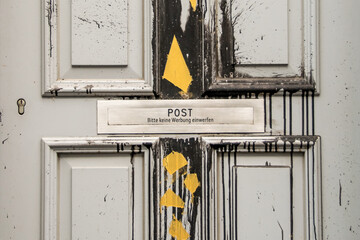 Briefkastenklappe an einer Haustür mit der Aufschrift "Bitte keine Werbung einwerfen"